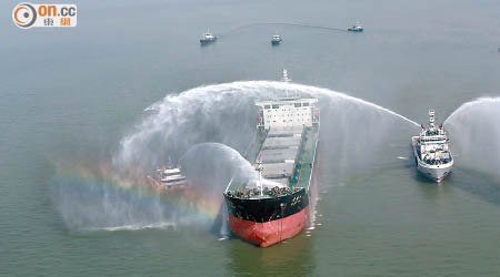 演習模擬兩船碰撞後出現油污並起火。