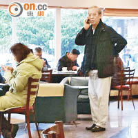 2月9日 台北中興醫院西餐廳 <br>黃坤留院期間身穿病人服到餐廳會見友人。