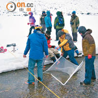 學生在冰天雪地下，到石灘等地進行八次生物科研實習。（受訪者提供）