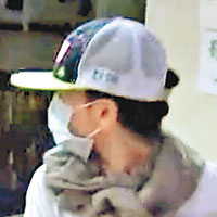 劉喬安離開北檢時頭戴鴨舌帽及口罩，頸上亦圍起圍巾。（電視畫面）
