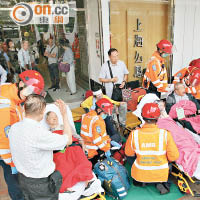 救護員替大批受傷長者救治。