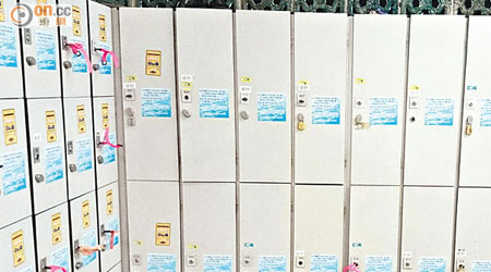 泳池男更衣室內十四個大型儲物櫃有半數貼上「維修」標貼。（讀者提供）