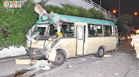 小巴車頭嚴重毀爛。（葉嘉文攝）