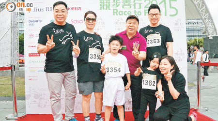 王庭聰（後右二）做啦啦隊支持家人參與競步善行。（溫國佳攝）