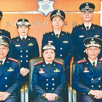 今年三月，賴敏華（前排中）身穿制服出席副關長的就職典禮。（互聯網圖片）