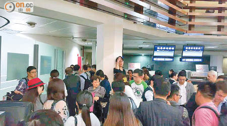 大批乘客在虹橋機場等候最新安排。（讀者Larry提供）