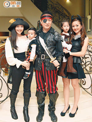 楊華勇（中）、太太莊菲娜（左一）與兩個小朋友及太太細妹莊莎娜（右一）扮海盜。（葉華英攝）