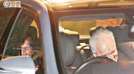 陳方安生（左）同疑似劉勝義神父的外籍男子（右）坐同一部車抵達黎智英寓所。