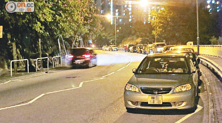 筲箕灣耀興道一帶於入夜後有不少車輛違規停泊。