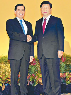 習近平（右）及馬英九（左）舉行閉門會議前握手。（中新社圖片）