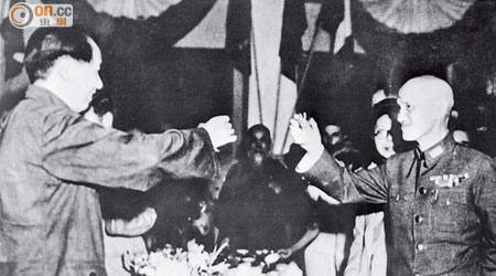 毛澤東（左）與蔣介石（右）一九四五年曾在重慶會談。（資料圖片）