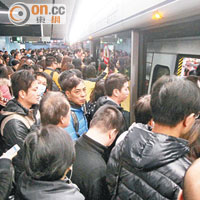 繁忙時間港鐵月台及車廂擠滿乘客。（資料圖片）