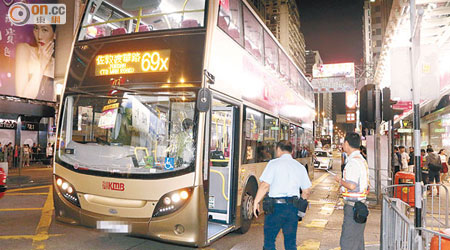 警員在場調查車禍。（夏國威攝）