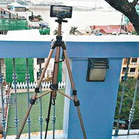 酒店天台的腳架上放有一部相機，監察整個航拍過程。（互聯網圖片）
