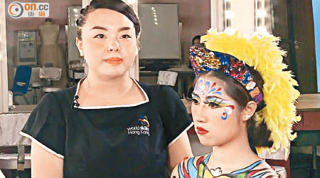 劉可瑩（左）在世界技能大賽上，臨場創作晚妝、設計人體和指甲彩繪。
