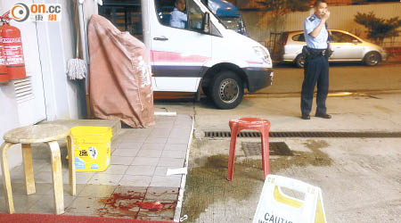 警員在血漬斑斑的油站內調查。（林耀康攝）