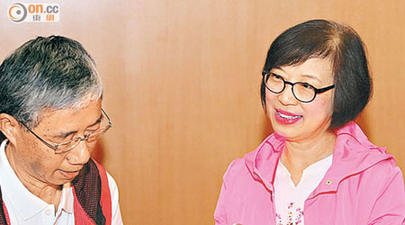 長者外展大使（左）為食衞局副局長陳肇始試做簡易心電圖檢查。