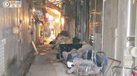 尖沙咀金馬倫道後巷堆滿垃圾，衞生情況惡劣。