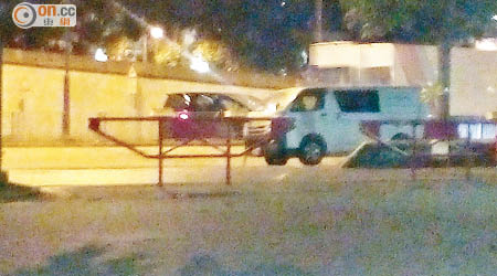 經常有車輛停泊在天慈邨外的緊急車輛通道路口，市民擔心緊急救護服務受阻。（讀者提供）