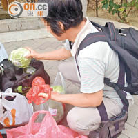 紅姐從手拉車中拿出不同種類的「垃圾菜」。