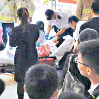 女童獲救後，用擔架床送院。（互聯網圖片）