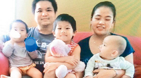 李訓章（後左）遺下妻子及三名年幼子女。（互聯網圖片）
