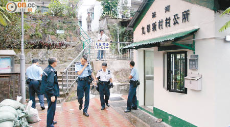 警方在案發第一現場的九華徑新村村公所調查。（夏國威攝）
