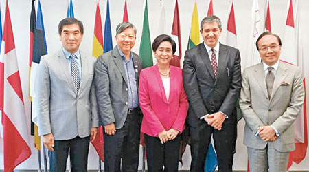 晤歐盟代表 <br>鍾國斌（左起）、李卓人、劉慧卿、蘭布里尼蒂斯及梁家傑昨早會面，談及港大事件。（互聯網圖片）