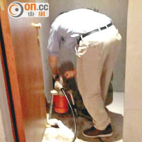 經工作人員追查，發現國泰航空貴賓室男廁尿兜下方污水管漏水。