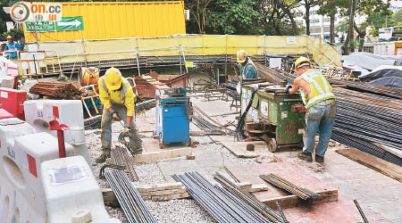 鑽石山站擴建工程地盤有工人指，聽聞新加坡公司陷財困的消息。（朱先儒攝）