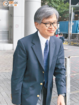 港大醫學院講座教授鄺沃林認為死者的死亡可以避免。（陳章存攝）