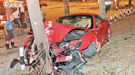 法拉利跑車撞大樹，車頭嚴重損毀。（林耀康攝）