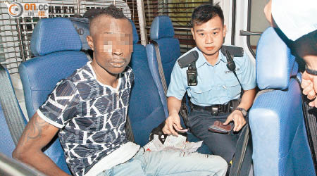 非洲裔男子被警方拘捕帶署。（賴南秋攝）
