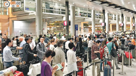 上月汲水門大橋封橋期間，機場一度擠滿受影響市民及旅客。（資料圖片）