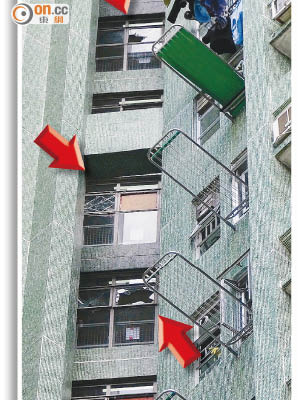女生墮樓時撞毀大廈部分玻璃窗（箭嘴示）。（曾志恒攝）