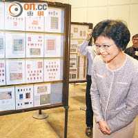 丁葉燕薇昨日參觀郵票展，承認郵政管理上有改善空間。
