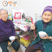 文艷蘭（左）與陳嬌（右）感謝善長一直支持贈米計劃，令一眾長者能「有米落肚」。