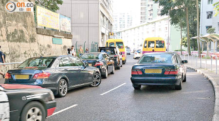 有市民指迦密村街每早均有大量車輛違泊，阻礙交通暢順。