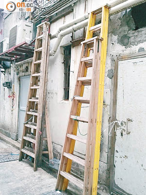 有木梯被放於龍崗道的後巷，居民擔心木梯會被用以爬進旁邊大廈平台。（讀者提供）