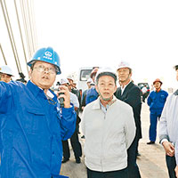 王光亞（左二）前日下午視察港珠澳大橋主體工程進度。（港珠澳大橋管理局網站圖片）