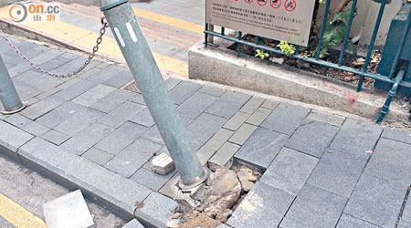 柱形欄杆損毀情況嚴重，有隨時倒下的風險。