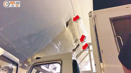 被撞國泰航機機肚有多個大洞（箭嘴示）。