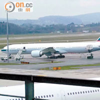 機翼及機肚位置被撞出現大窿的國泰航機停泊在蘇黎世機場。（讀者提供）