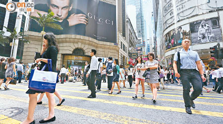 愈來愈多港人選擇移民，多因眼見香港生活質素及前景每況愈下。