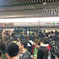 在九龍塘站，有乘客需等候多班列車才可上車。（互聯網圖片）