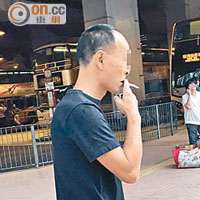 有煙民在天恒邨公共交通交匯處近天澤廣場的通道吸煙。