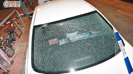 其中一輛私家車擋風玻璃爆裂。（吳建明攝）