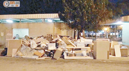 大埔富亨邨亨隆樓附近垃圾站有大量棄置雜物。