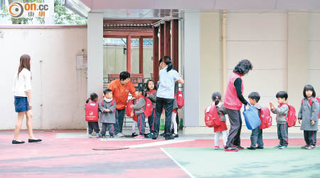 香港基督教服務處觀塘幼兒學校指早前驗出水辦含鉛量超標的熱水罉主要用來消毒學生餐具，學童毋須驗血。（黃雄攝）