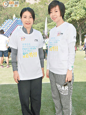 郭晶晶（左）同前奧運乒乓球名將張怡寧擔任活動大使。（葉華英攝）